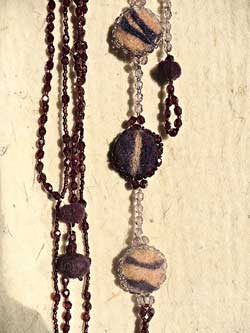 Dettaglio di collana realizzata con semicristalli ed inserti in lana cardata