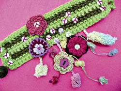 Bracciali e spilla a crochet con perline e paillettes