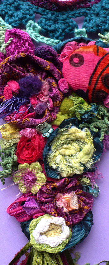 Collana realizzata con elementi a crochet
