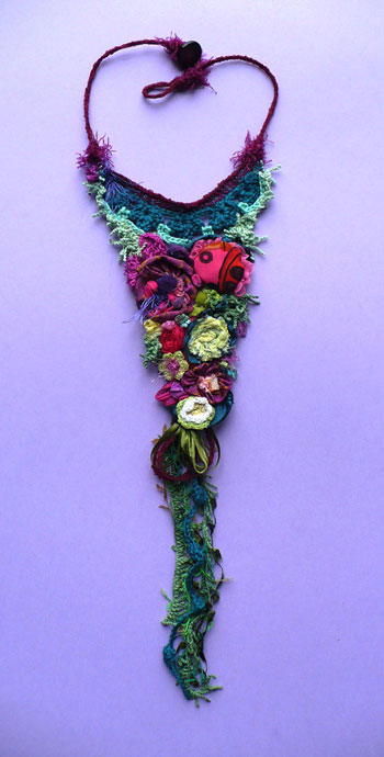 Collana realizzata con elementi a crochet