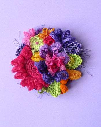 Spilla con fiori in tessuto ed a crochet