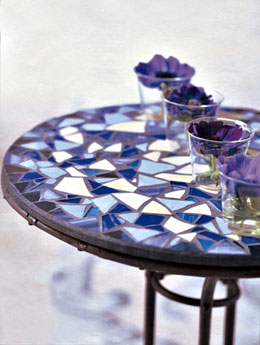 Tavolino in ferro battuto con piano decorato a mosaico