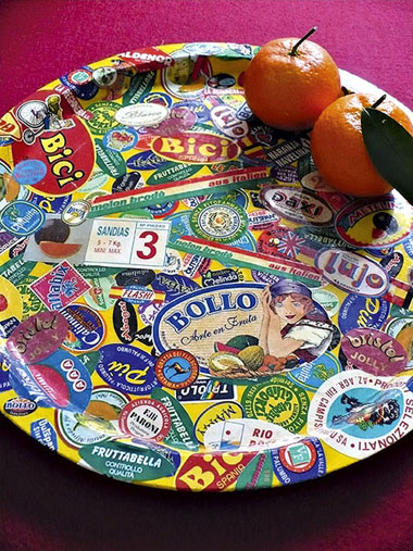 Piatto rivestito con bollini di agrumi e frutta